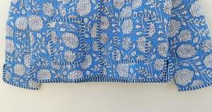 เสื้อแจ็คเก็ตผ้าฝ้ายลายดอกไม้สีฟ้า: เสื้อโค้ทแบบกลับด้านได้ ทำมือจากอินเดีย - Product Image 3