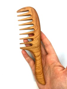 Peigne en bois naturel pour les soins des cheveux longs, offrant un démêlage doux et un massage du cuir chevelu pour des cheveux plus sains et plus brillants - Product Image 6
