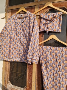 Conjunto de pijama de algodón con estampado floral para mujer, ropa de dormir, camisa de manga larga y pantalones, conjunto de descanso con bolsa. - Product Image 3