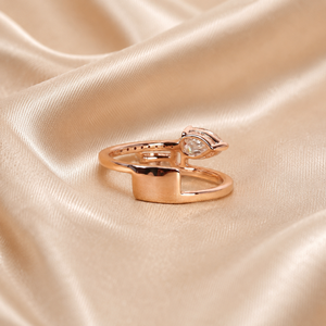 Anillo de Diamante Cultivado en Laboratorio Radiante y en Forma de Pera |   Anillo abierto Toi et Moi de oro de 14 quilates |   Joyería de compromiso con dos piedras para mujer |   Regalo de Lujo - Product Image 3