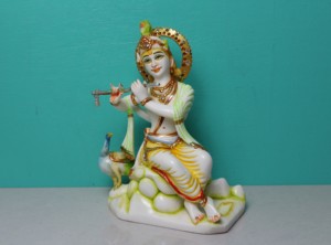 Statue du Dieu Krishna en résine et poussière de marbre, artisanat Nirmala |   Idole de Krishna en Bansuri de style traditionnel, assis, avec paon - Product Image 4