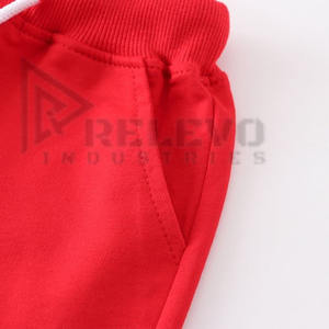 กางเกงขาสั้นลำลองผู้ชายสีแดงแบบสั่งทำพิเศษ เนื้อผ้าถักระบายอากาศได้ดี เป็นมิตรกับสิ่งแวดล้อม เอวยางยืด ผ้าฝ้ายฟลีซ 100% ความยาวระดับเข่า - Product Image 3