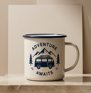 แก้วน้ำเคลือบโลหะสีขาวนวลแบบ OEM สั่งซื้อจำนวนมาก ตกแต่งด้วยลายข้อความ "Adventure Awaits" และลายรถบ้าน - Product Image 2