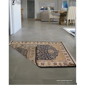 Alfombra de oración de seda gruesa Celestial Harmony, muy demandada, de lujo, para musulmanes, para el hogar, la mezquita y como regalo para el Eid, disponible para la venta. - Product Image 1