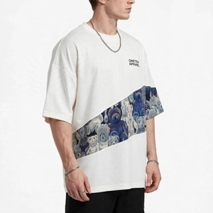 เสื้อยืดผู้ชายทรงปกติสีขาวผ้าฝ้าย 300 กรัม ระบายอากาศได้ดี พิมพ์ลายหมีเท็ดดี้แนวทแยง แขนสั้น สไตล์สตรีทแวร์ ยี่ห้อ ONETEN APPAREL - Product Image 4