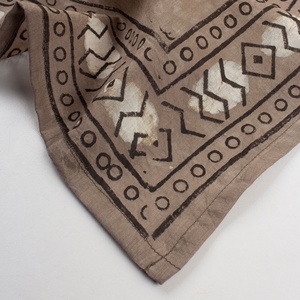 Pañuelo cuadrado a la moda para mujer al por mayor, pañuelo de algodón con estampado de hojas y flores para uso en exteriores - Product Image 2