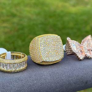 Bague de mariage en moissanite ronde taille brillant avec sertissage clos en argent de designer, bijoux fins modernes pour fiançailles et anniversaire, pour femmes et hommes - Product Image 3