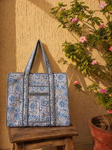 Sac fourre-tout à bandoulière pour femme, tendance, en coton matelassé à imprimé floral, 18x18 pouces, avec fermeture éclair et chaînes, fait main, lavable - Product Image 2