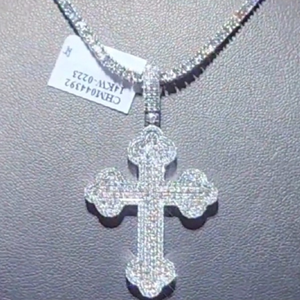 Pendentif Croix Moissanite en Argent 925 Sertie de Pierres Effet Glacé, Coupe Princesse, Sertissage Canal, Breloque Religieuse Chrétienne Unisexe pour Cérémonies - Product Image 1