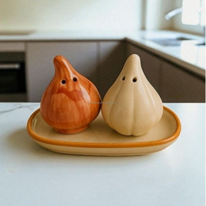 Ensemble de salières et poivrières en céramique pour oignon, ail, sel et poivre avec plateau |   Vaisselle décorative émaillée |   Vaisselle artisanale écologique et compatible lave-vaisselle pour la cuisine - Product Image 3