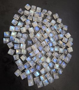 พลอยมูนสโตนสีรุ้งธรรมชาติทรงสี่เหลี่ยมแบบคาโบชอง เกรด AA พลัส ขนาดมาตรฐาน สำหรับทำเครื่องประดับ - Product Image 4