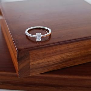 Anillo de Compromiso Solitario con Corte Esmeralda de Diamante Revalia, Anillos de Piedras Preciosas Elegantes y Minimalistas para Mujer, para Boda, Promesa o Fiesta - Product Image 4