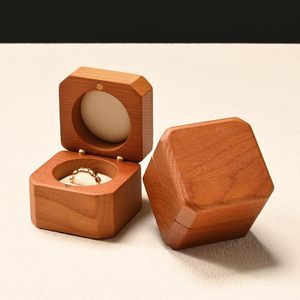 Caja Octogonal de Madera Sólida para Anillo de Compromiso - Product Image 4