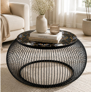 Mesa de centro redonda con tablero de mármol blanco y estructura de alambre metálico dorado entrecruzado, disponible a precios de mayorista. - Product Image 4