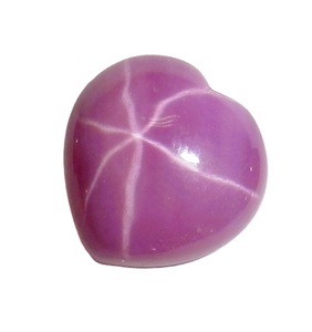 Rubis étoilé taille cœur 12x12 mm 8,5 carats, cabochon opaque poli créé en laboratoire avec effet étoile à 6 branches pour la fabrication de bijoux - Product Image 1