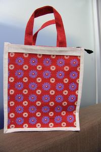 Sac de courses moyen à motif losanges en tissu non tissé rouge avec fermeture éclair, sac fourre-tout à main pour l'épicerie - Product Image 3