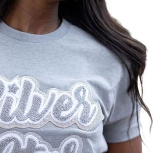 T-shirt unisexe AKA Silver Star avec logo chenille lettres grecques, en coton premium, décontracté et élégant pour le quotidien - Product Image 3
