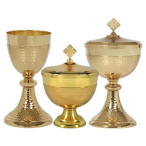 Calice et Ciboire de Designer en Laiton Doré, Faits à la Main, Haute Qualité, pour Usage Liturgique, avec Gravure Personnalisée, Design Créatif, Marque Métallique - Product Image 3