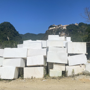 Bloc de marbre blanc brut du Vietnam, directement de la carrière, grande taille, pierre naturelle pour la découpe en dalles et carreaux, design moderne, usage extérieur pour villa - Product Image 1