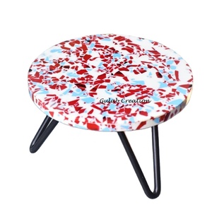 Soporte para servir pasteles de resina de terrazo azul cielo, rojo y blanco con patas de metal Bandeja de exhibición de postres epoxi colorida para fiestas, eventos - Product Image 1