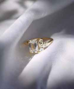 Anillo de Diamantes con Esmeralda Cultivada en Laboratorio, Corte Esmeralda con Diamantes en Formas Múltiples, Anillo de Compromiso para Mujer, Regalo con Joyería de Oro Amarillo de 14k - Product Image 4