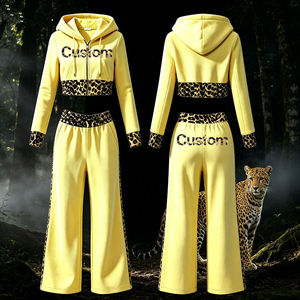 Conjunto de chándal de dos piezas para mujer Y2K con logo de parche personalizado, para invierno y otoño, con sudadera corta con cremallera y estampado de leopardo y pantalones acampanados de pierna ancha - Product Image 1