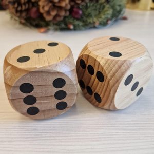 Dados de Madera Grandes, Dados Gigantes para Decoración Rústica del Hogar, Accesorios para Noches de Juego, Regalo Único para Gamers, Estilo Hygge, Artesanía Natural - Product Image 5
