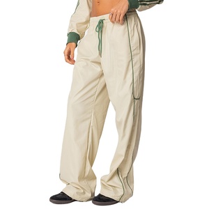 Ensemble de survêtement sport 2 pièces pour femme en tissu peigné, style streetwear personnalisé, coupe courte, motif géométrique, respirant, imperméable et coupe-vent - Product Image 1