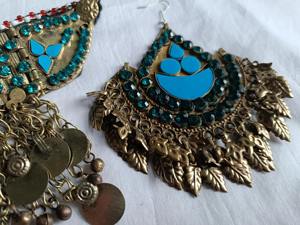 Elegantes conjuntos de joyería afgana en tono verde esmeralda con colgantes de monedas y pátina de plata antigua para un estilo vintage. - Product Image 3