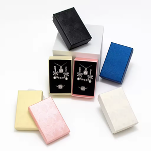 Boîte à bijoux de luxe auto-assemblable de couleur personnalisée, matériaux recyclés, doublure en éponge pour alliances et colliers - Product Image 2