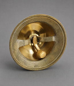 Campana de escritorio redonda de latón pulido marrón dorado hecha a mano, campana de servicio vintage para recepción de hotel - Product Image 3
