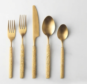 Elegante juego de cubiertos chapados en oro con mangos martillados, acabado mate, diseño minimalista, cubiertos de metal duradero para mesa de comedor. - Product Image 1