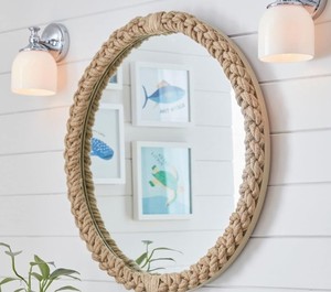Espejo de Estilo Veneciano Clásico con Elementos de Vidrio Biselado Hechos a Mano y Detalles Decorativos Sofisticados - Product Image 1