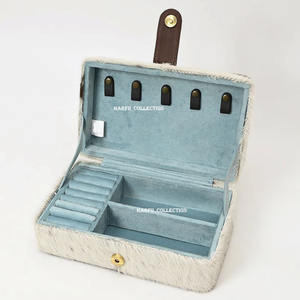 Portefeuille-pochette pour femme en cuir à poils avec rabat floral gravé, finition en cuir de vachette, à porter à la main pour les voyages, les soirées et les occasions spéciales - Product Image 4