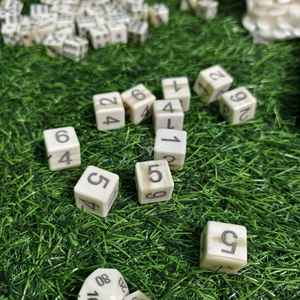 Dados de Hueso de Búfalo Blanco Premium, Dados de 6 Caras Hechos a Mano para Juegos de Mesa a Precio Económico - Product Image 1