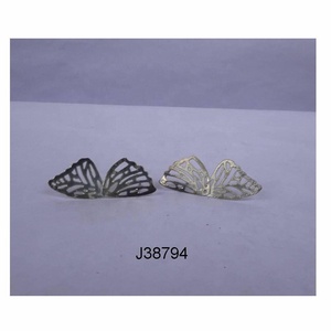 Pendientes de tuerca de ala de mariposa calados de edición limitada, joyería de declaración inspirada en la naturaleza ligera en elegante acabado plateado - Product Image 2
