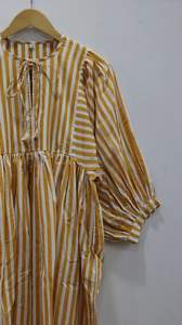 Nuevo vestido midi Kyra, minivestido, vestido largo con estampado floral, cuello profundo con cierre de cordón. - Product Image 5