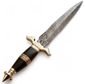 Cuchillo utilitario de exterior hecho a mano con punta de lanza de acero de Damasco, guardacuchilla de latón con diseño de espiral y mango de cuerno negro - Product Image 6