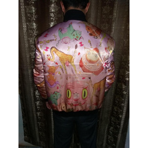เสื้อแจ็คเก็ตบอมเบอร์ลายการ์ตูนสำหรับผู้ชาย สวมใส่สบายๆ ในฤดูใบไม้ร่วง มีซิปปิด คอปกพับได้ ทรงปกติ ผลิตจากโพลีเอสเตอร์ ดีไซน์ลายพิมพ์ - Product Image 3