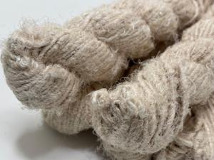 Fil de soie de sari recyclé, fabriqué par des artisans qualifiés, offre des palettes de couleurs vibrantes et une douceur texturée pour un tissage durable. - Product Image 5