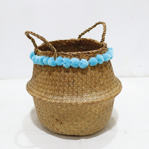 Panier de rangement tressé tendance en feuille de palmier naturelle durable, écologique, bleu, avec pompons, pour la maison - Product Image 5