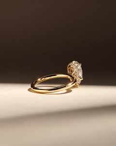 Bague de fiançailles de luxe pour femme en or jaune 18 carats avec diamant ovale et halo pavé, disponible à prix compétitif - Product Image 5