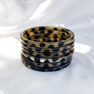 Bracelet artisanal en corne de buffle naturelle laquée, respectueux de l'environnement, modèle Bangle |   Forme personnalisée |   Design animalier coloré et élégant |   Moderne - Product Image 3