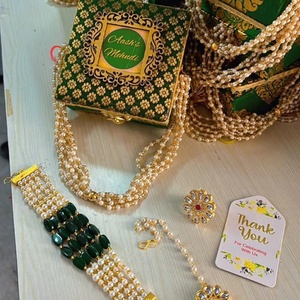 Ensemble de bijoux élégant en vert émeraude et perles Mehendi avec boîte Gota Patti personnalisée, boîte cadeau de style brocart vert vibrant - Product Image 1