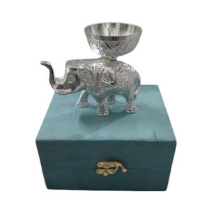 Diya Akhand en métal traditionnel luxueux en forme d'éléphant, plaqué or, vaisselle, offrande pour les festivals de Puja, cadeau, offrande spirituelle radieuse - Product Image 1