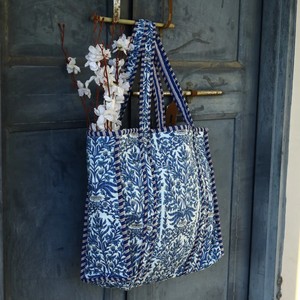 Sac à bandoulière matelassé en coton imprimé élégant, parfait pour les mariages, les fêtes et le quotidien - Product Image 2