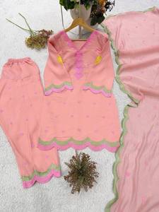 Ensemble indien pakistanais en Chanderi brodé de cœurs roses, léger et à séchage rapide, comprenant Kurta, Palazzo et Stole, tenue de fête - Product Image 3
