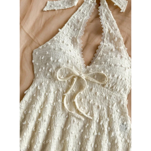 Elegante Vestido de Verano Blanco con Cuello Halter, Detalles de Encaje y Lazo Frontal - Product Image 1