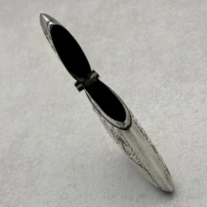 Boîte à allumettes vintage en argent avec motif floral gravé, durable pour un usage domestique - Product Image 2