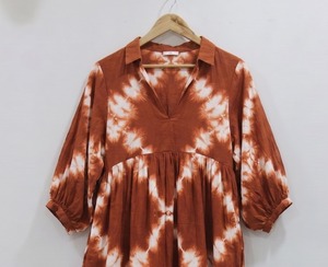 Robe mi-longue tie-dye à col en V et manches trois-quarts, coupe ample, ourlet plissé, style bohème décontracté pour femme, collection automne - Product Image 1